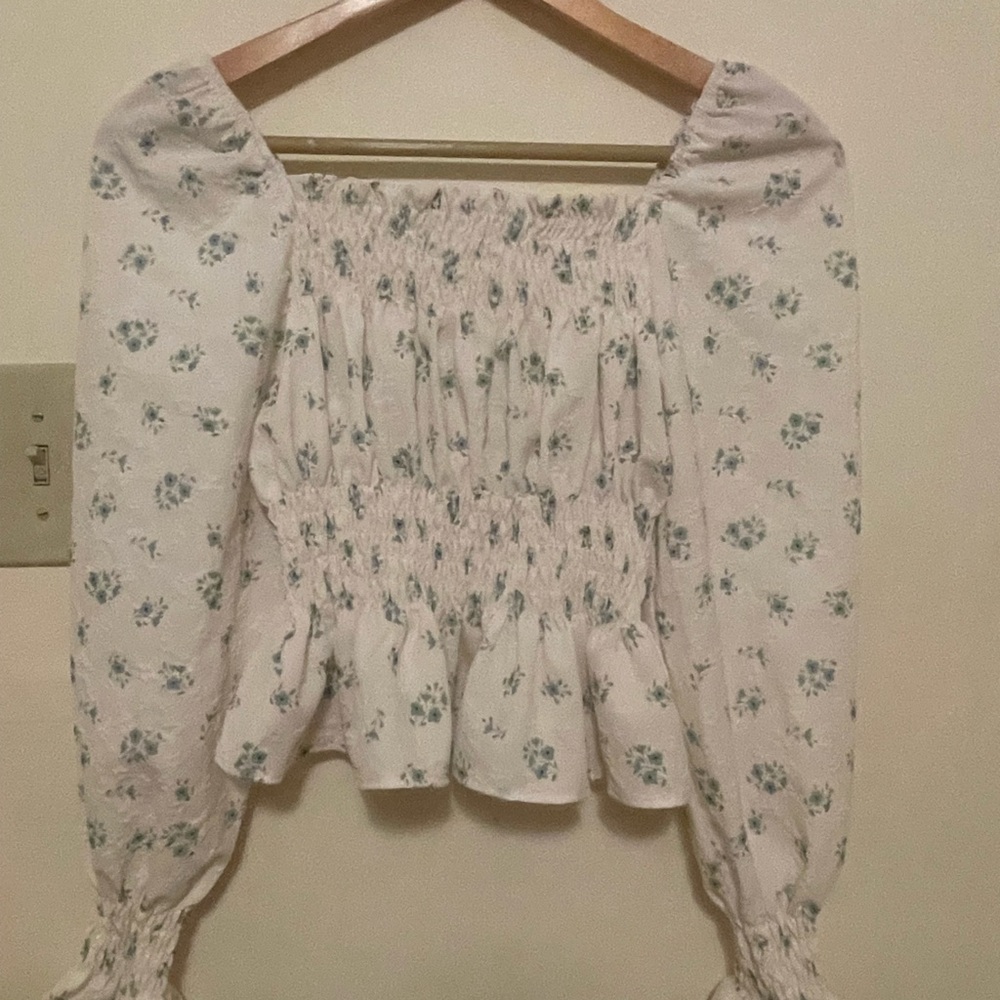 Unbranded beautiful top, ( made in Korea)